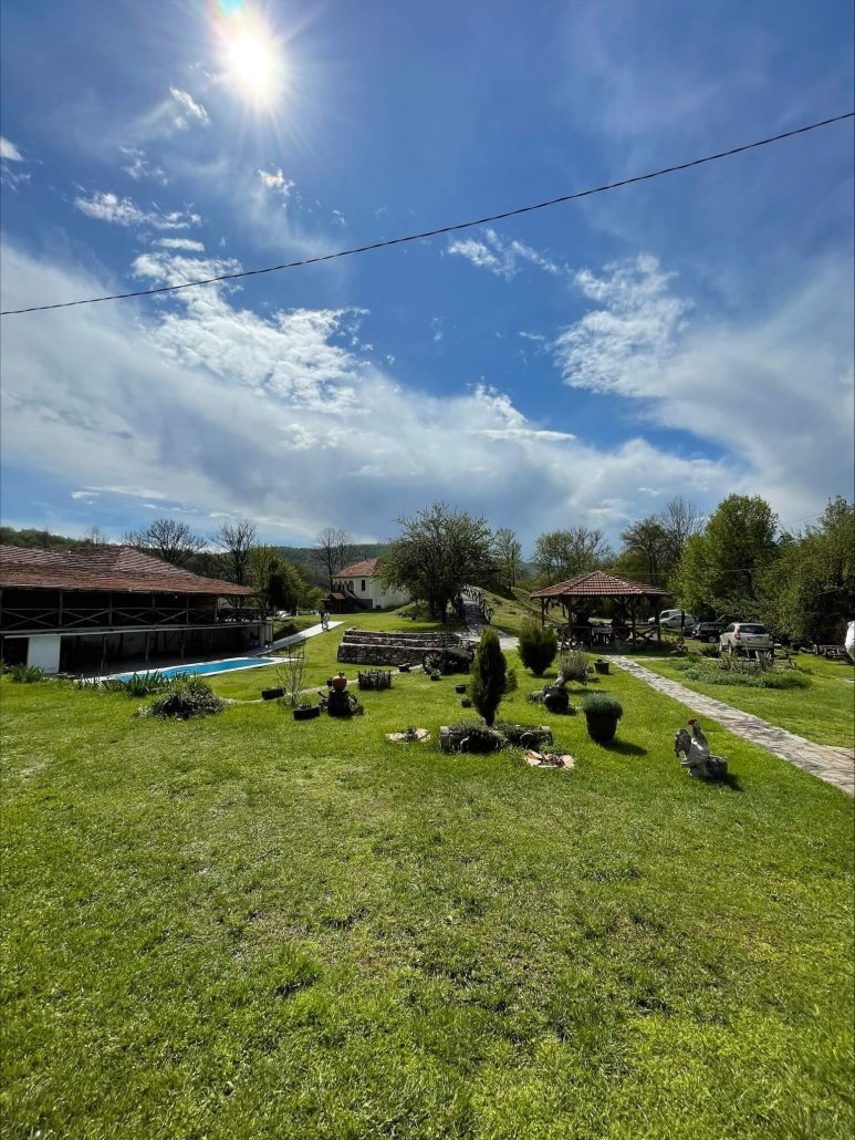 Дворът на етно село Стара планина